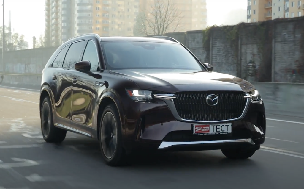 Mazda CX-90 на дорозі