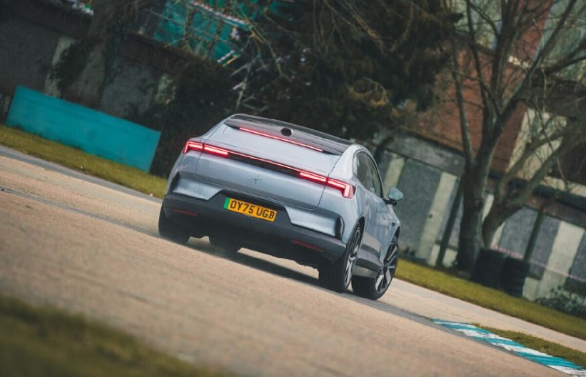 Polestar 4 з пакетом Performance