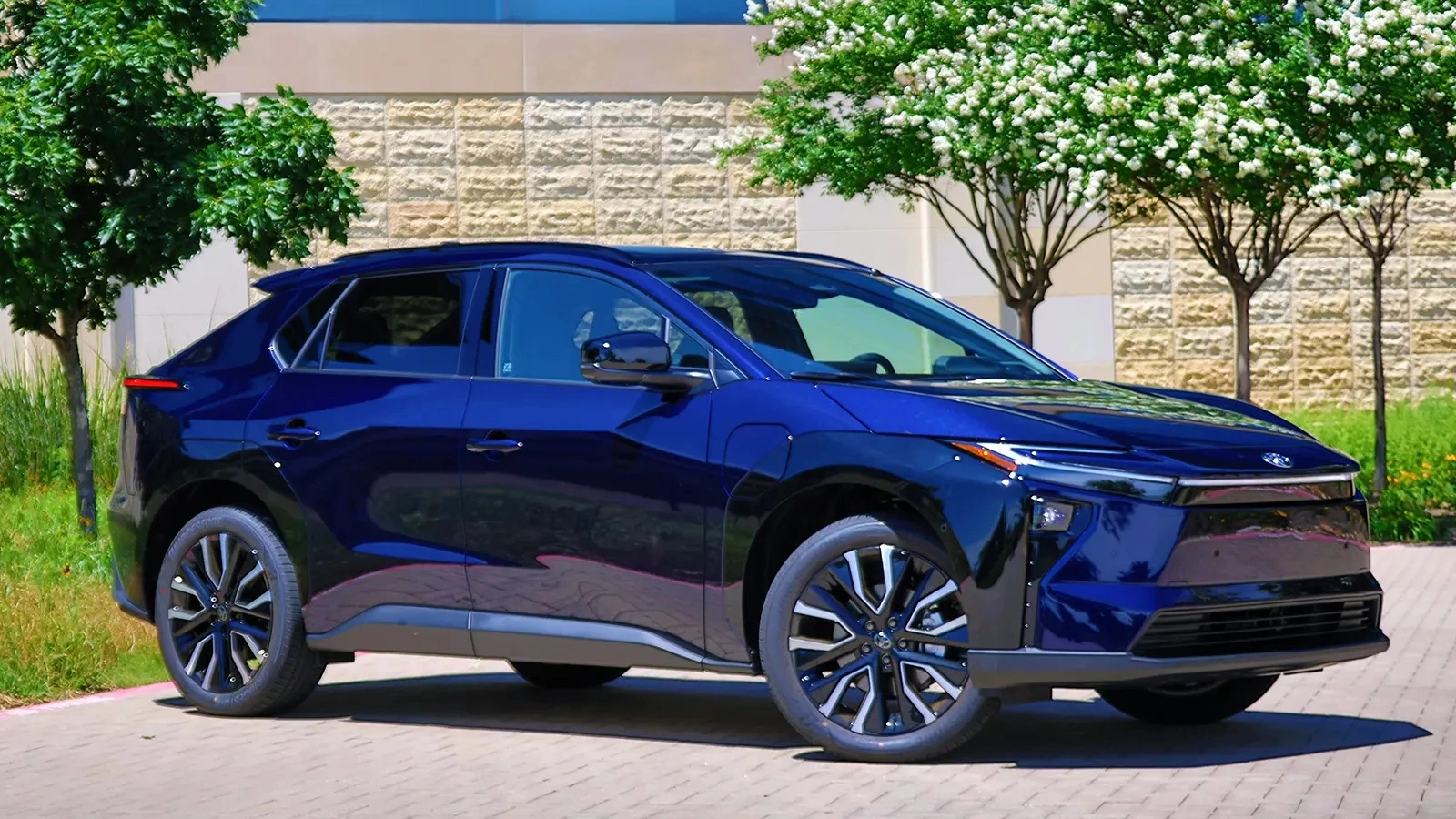 Toyota інтегрує NACS для зарядки Toyota інтегрує NACS для зарядки