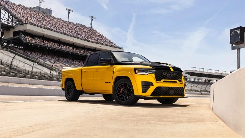 Новий Ram 1500 Rumble Bee — легендарний американський пікап із V8 повертається на дороги Новий Ram 1500 Rumble Bee — легендарний американський пікап із V8 повертається на дороги