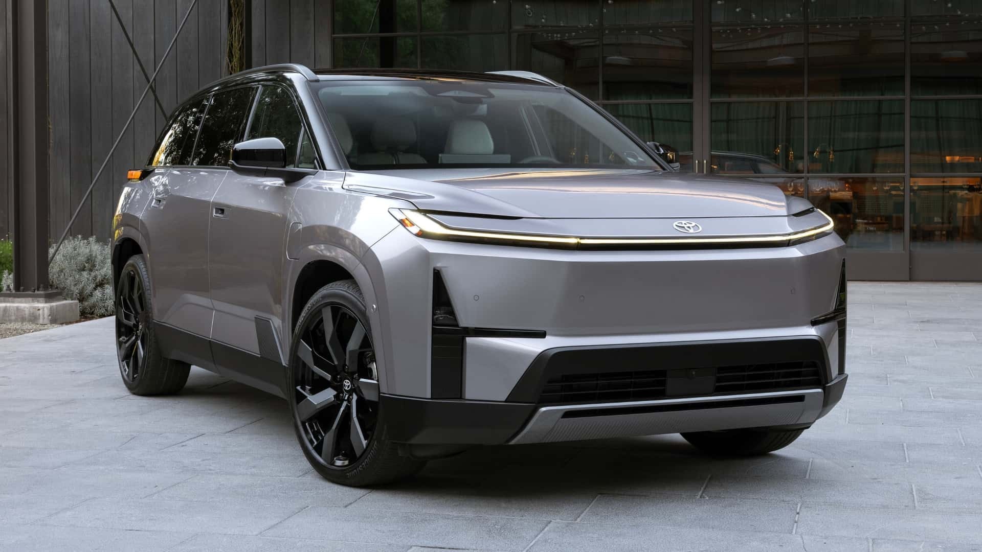 Highlander. Чому дебют сімейного кросовера перенесли